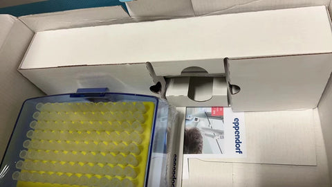 NEW IN BOX Eppendorf 3123000039 Single Channel Pipette, 2-20 uL